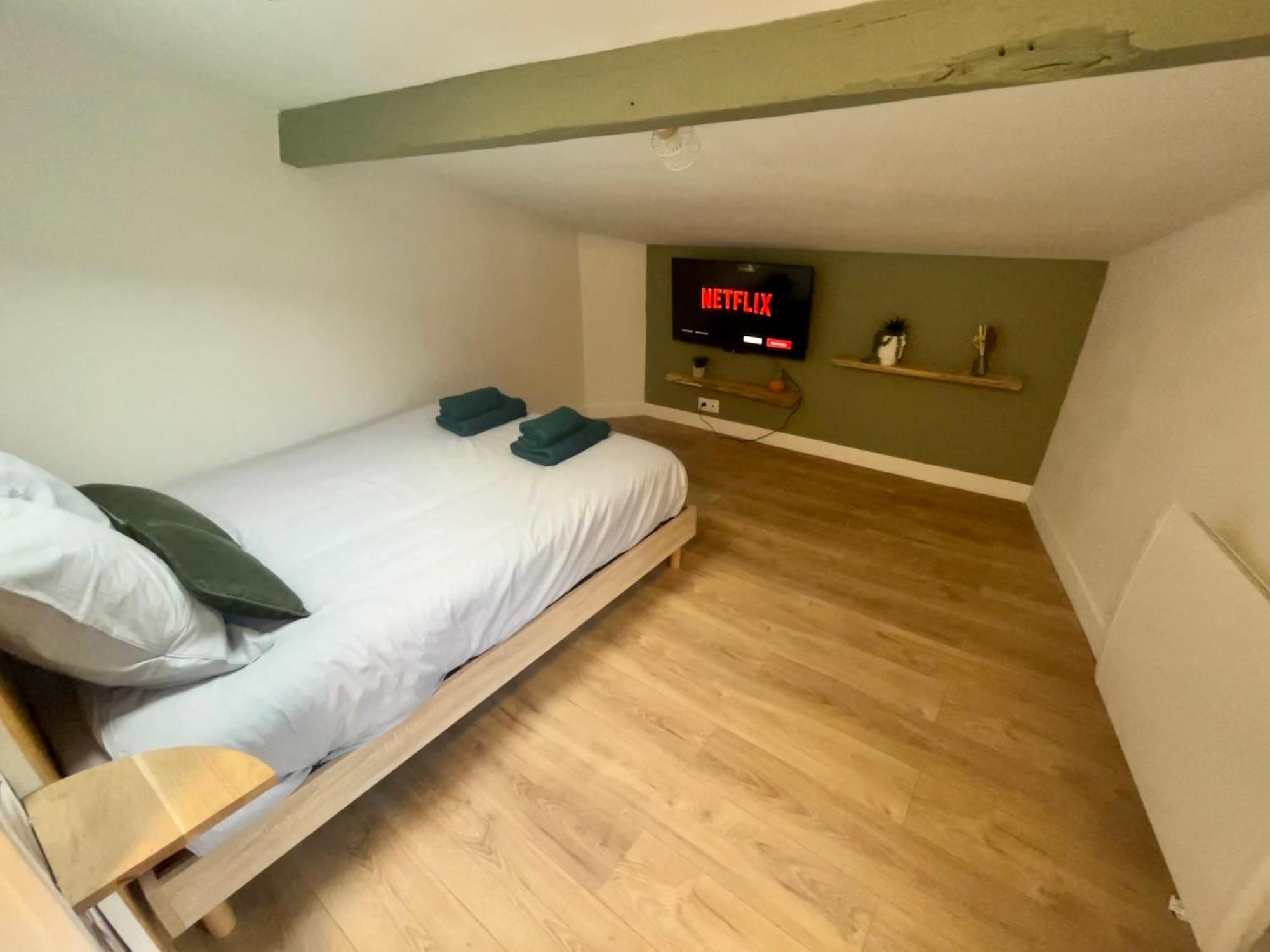 Sous Les Toits Du Parvis Apartment Niort Exterior foto